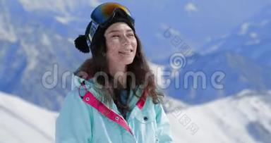 快乐的女孩<strong>滑雪板滑雪板</strong>滑雪坡背景微笑